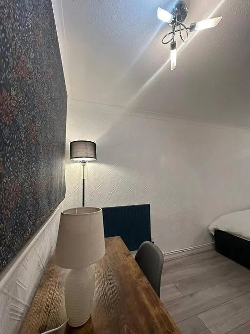 2 Bedrooms Apartment In Plaistow Near Tube To Central 伦敦
