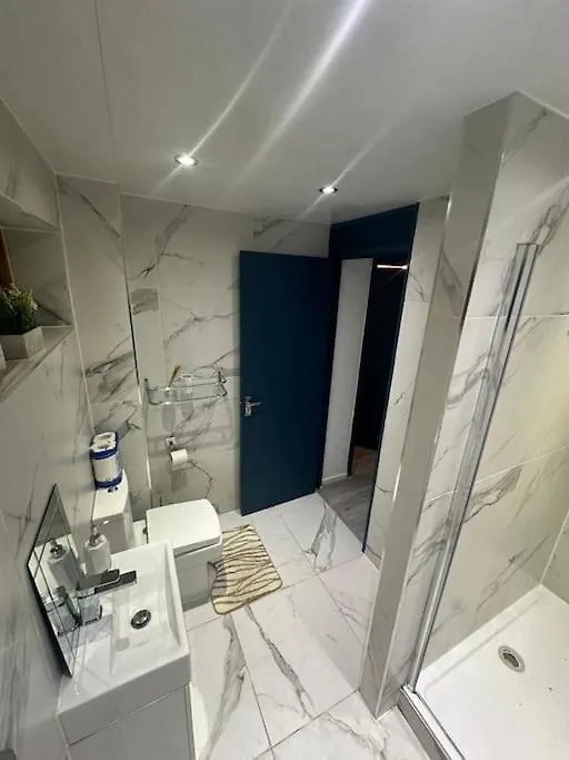 2 Bedrooms Apartment In Plaistow Near Tube To Central 伦敦