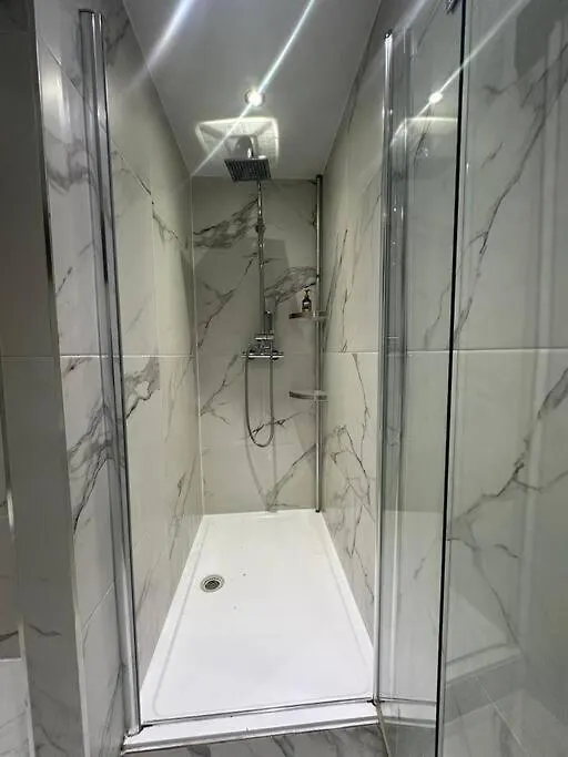 2 Bedrooms Apartment In Plaistow Near Tube To Central London