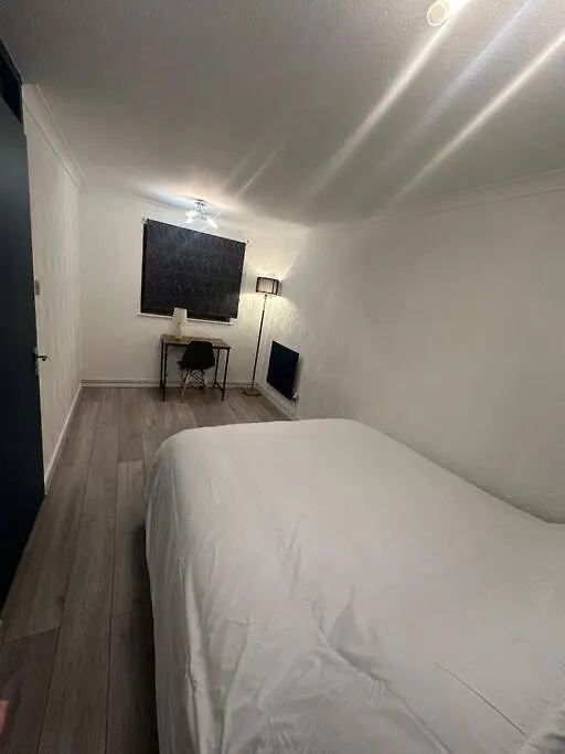 2 Bedrooms Apartment In Plaistow Near Tube To Central London 0*,